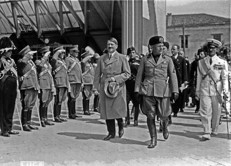 Fotografia mostrando Adolf Hitler e Benito Mussolini, que lideraram regimes de extrema-direita durante o século XX. Fotografia mostrando Adolf Hitler e Benito Mussolini, que lideraram regimes de extrema-direita durante o século XX.