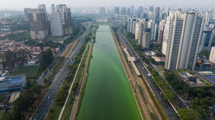 Rio Pinheiros, em São Paulo, com coloração verde