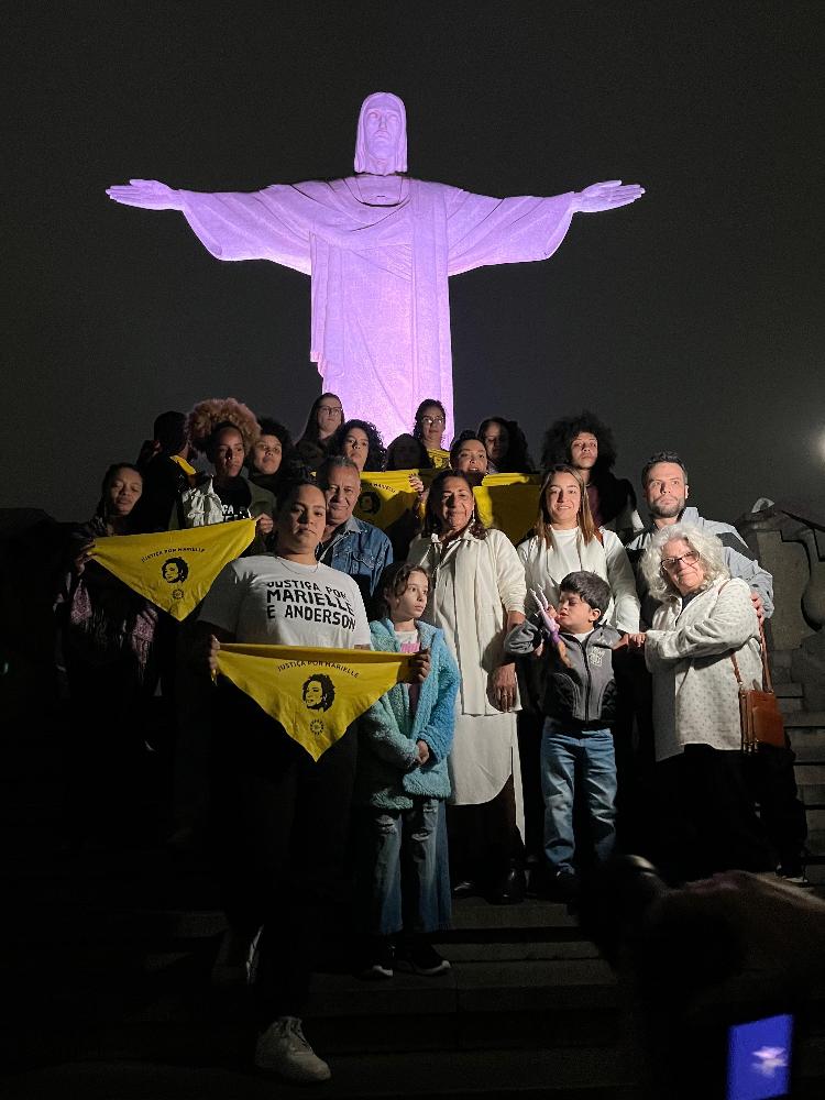 27.out.2024 - Familiares de Marielle Franco e de Anderson Gomes após missa no Cristo Redentor