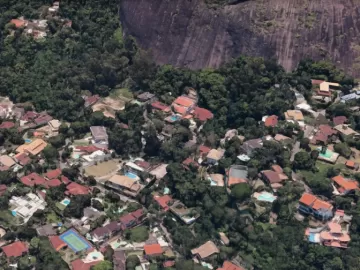 Exclusivo, mas inseguro: o bairro no RJ onde famosos convivem com o tráfico