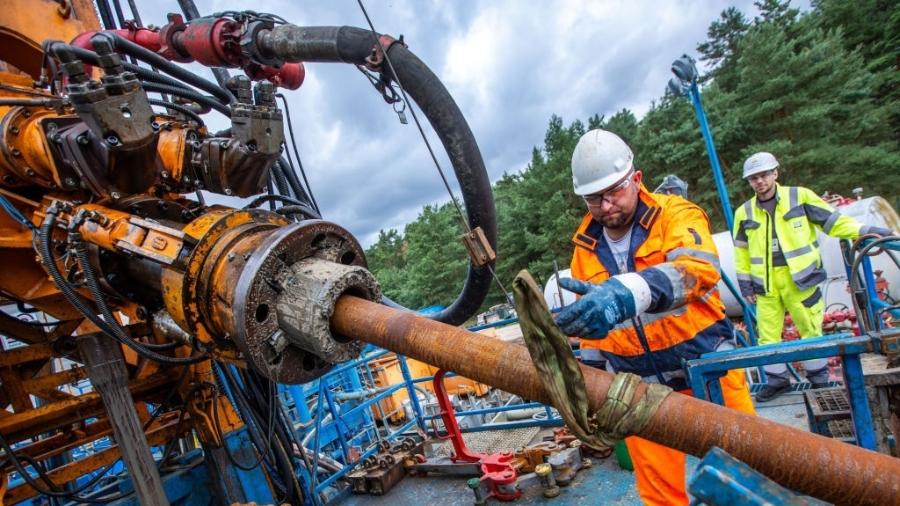 Trabalhadores no local de perfuração para uma usina de energia geotérmica em Neustadt-Glewe, Alemanha - Getty Images