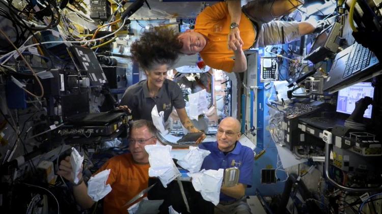 Os astronautas da NASA Sunita Williams, Nick Hague, Barry Wilmore e Donald Pettit desempacotam refeições de Ação de Graças, da Estação Espacial Internacional (ISS), nesta captura de tela tirada de um vídeo distribuído, lançado em 26 de novembro de 2024.