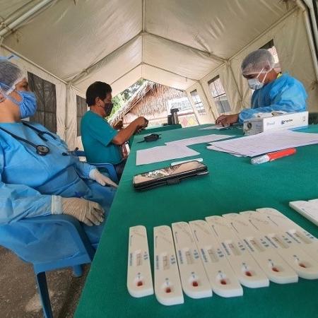 Profissionais de saúde manipulam testes para covid em São Gabriel da Cachoeira (AM) - Divulgação