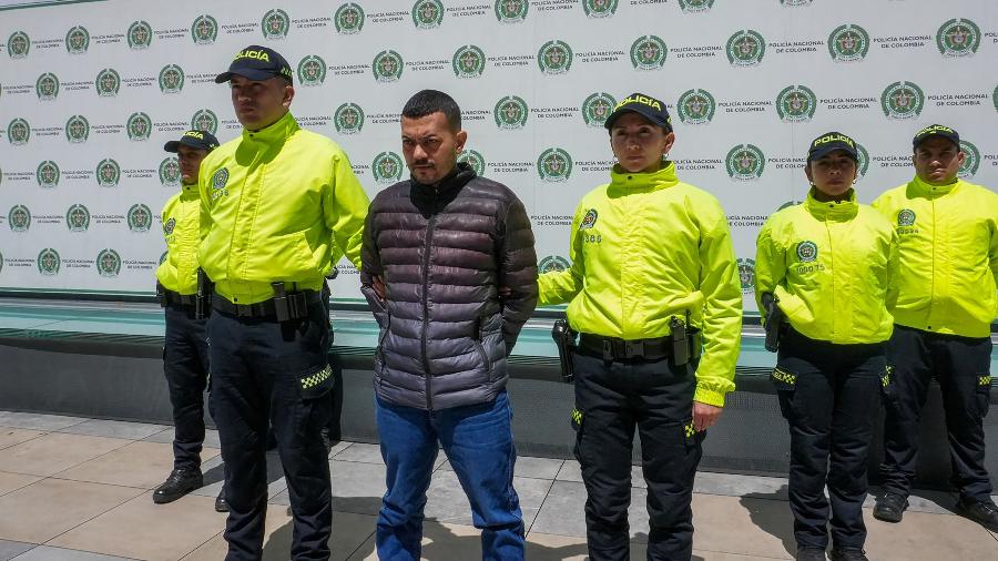 Policiais ao lado de José Arteaga Hernandez, conhecido como "El Costeno" ou "Chipi", por suspeita de envolvimento no ataque contra o senador Miguel Uribe Policiais ao lado de José Arteaga Hernandez, conhecido como "El Costeno" ou "Chipi", por suspeita de envolvimento no ataque contra o senador Miguel Uribe