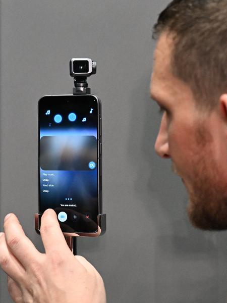 Funcionário da Honor faz demonstração com o Robot Phone, durante congresso em Barcelona, na Espanha Funcionário da Honor faz demonstração com o Robot Phone, durante congresso em Barcelona, na Espanha