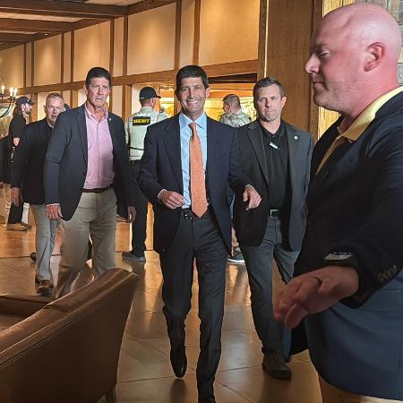 Kevin Warsh chega ao jantar de abertura do simpósio econômico em Jackson Hole