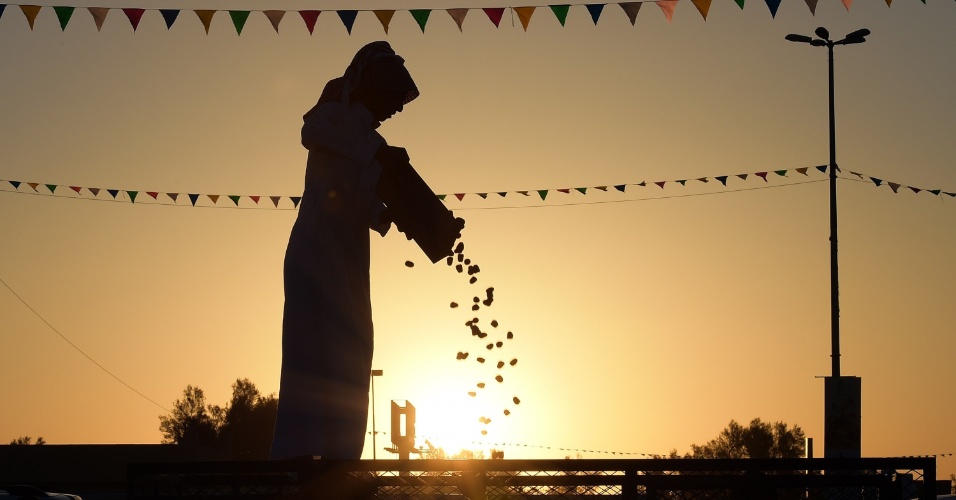14.ago.2015 - Mulhers espalha sementes em um caminhão em Buraydah, na Arábia Saudita