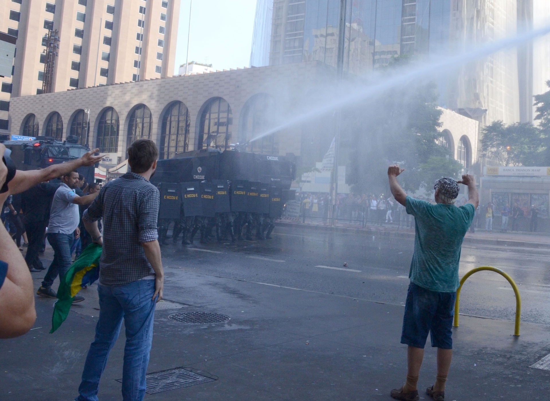18.mar.2016 - Tropa de Choque da Polícia Militar de São Paulo usa jatos de água para retirar da via manifestantes contra o governo Dilma que estavam acampados em frente à Fiesp, na avenida Paulista, em São Paulo - J. Duran Machfee/ Futura Press/ Estadão Conteúdo