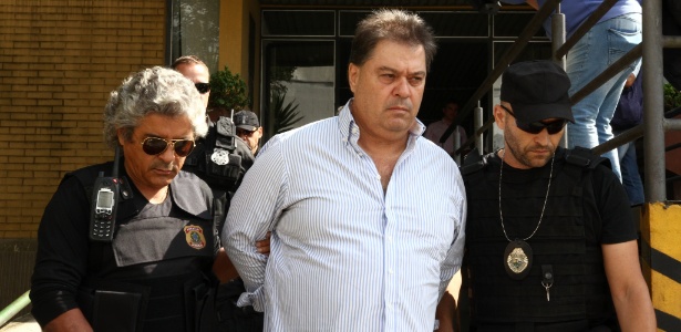 O ex-senador Gim Argello é levado por policiais federais - Paulo Lisboa/Brazil Photo Press/Estadão Conteúdo