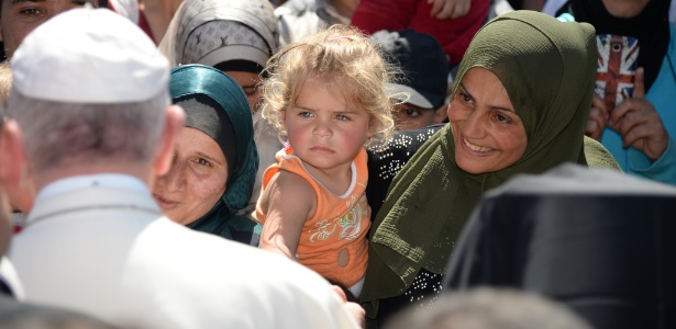 O papa Francisco cumprimenta refugiados no campo de Moria, na ilha de Lesbos, na Grécia - Filippo Monteforte/AFP