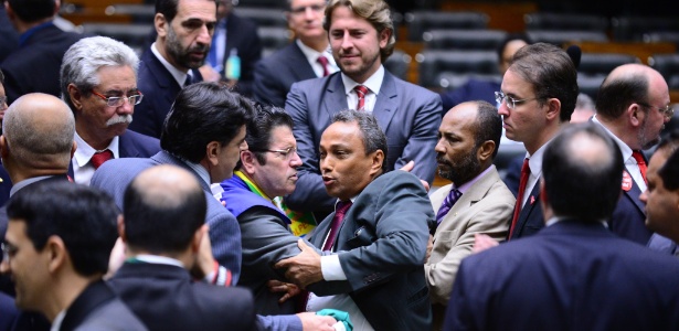 Deputados trocaram empurrões no plenário da Câmara e foram separados por colegas e seguranças da Casa - Nilson Bastian/Câmara dos Deputados