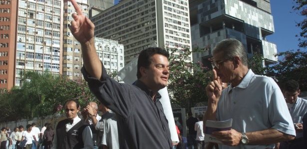 De braço erguido, o empresário e ex-deputado federal Ronaldo Cezar Coelho  - 6.jul.2000 - Ana Carolina Fernandes/Folhapress