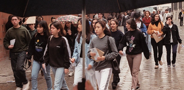 Estudantes do ensino médio chegam para fazer o Enem na Fatec, no bairro do Bom Retiro, no centro de São Paulo, em 30 de agosto de 1998 - Fabiano Accorsi/Folhapress - 30.ago.1998
