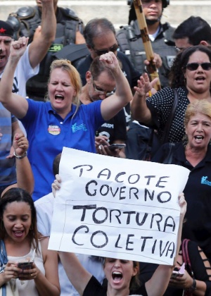 9.nov.2016 - Servidores públicos protestam na frente da Alerj contra o pacote de austeridades do Governo do Estado - Domingo Peixoto/Ag. O Globo