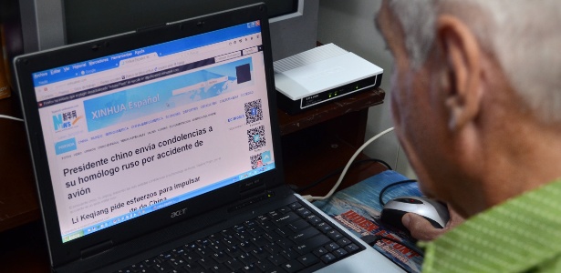 Homem navega na internet em sua casa em Havana, Cuba - Joaquín Hernández/ Xinhua