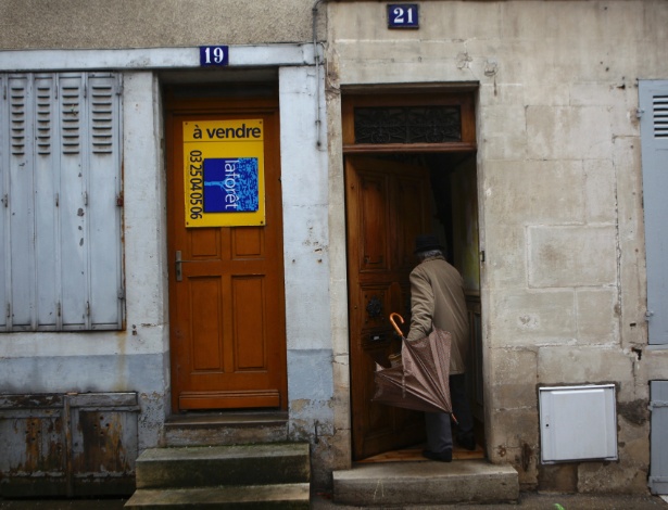 Porta com placa de "Vende-se", em Joinville, na França - Pierre Terdjman/The New York Times