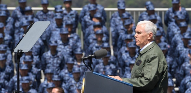 O vice-presidente dos EUA, Mike Pence, discursa aos soldados a bordo do porta-aviões USS Ronald Reagan, na base americana em Yokosuka, Japão - Toshifumi Kitamura/ AFP