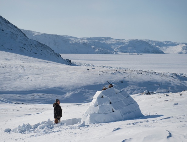 Iglu construído por Tiisi Qisiiq, em Kangiqsujuaq, no Quebec  - AARON VINCENT ELKAIM/NYT