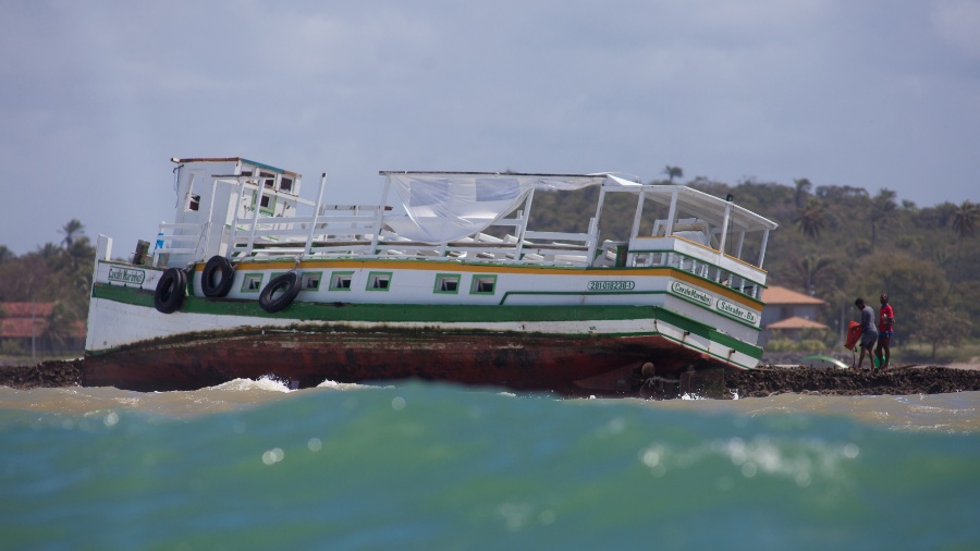 Naufrágio de lancha que transportava passageiros de Mar Grande, na Ilha de Itaparica, para Salvador, nessa quinta-feira (24) - Fernando Vivas/Folhapress