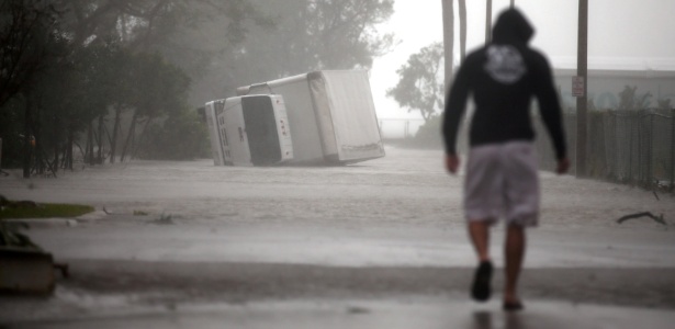 Caminhão tomba devido à força do furacão Irma, em Miami, Flórida - Carlos Barria/ Reuters