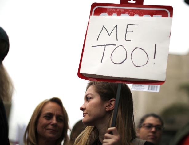 Mulheres participam de protesto contra o abuso sexual em Los Angeles, Califórnia. A frase #MeToo faz parte de uma campanha iniciada em Hollywood que incentiva as mulheres a denunciarem o abuso sexual - LUCY NICHOLSON/NYT