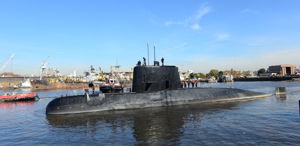 Foto de 2014 mostra o submarino ARA San Juan deixando o porto de Buenos Aires - Reuters