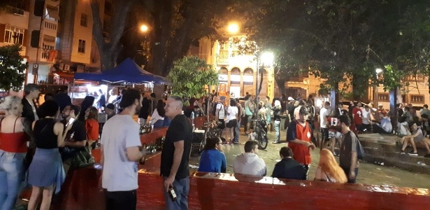 Briga ocorreu na praça Salvador, em Laranjeiras, local conhecido como reduto da esquerda carioca