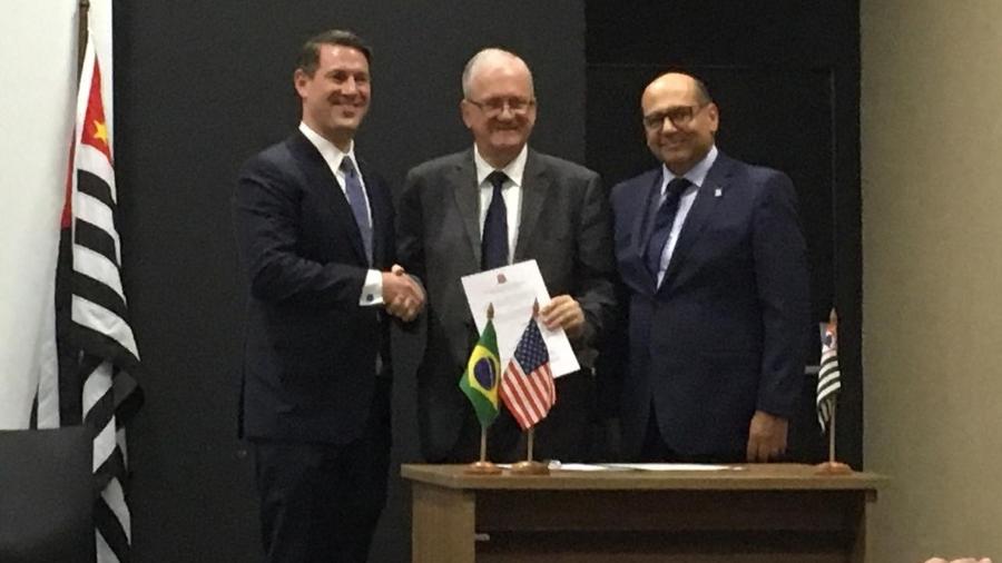 Marco Antonio Zago, secretário da Saúde de São Paulo (centro) assina acordo de parceria entre o Instituto Butantan e a farmacêutica americana MSD - Fernando Cymbaluk/UOL