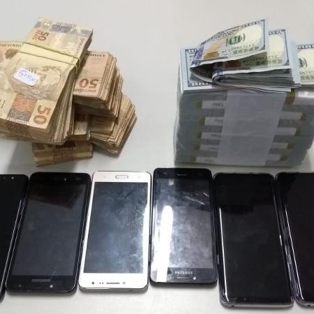 Smartphones e dinheiro vivo foram apreendidos pela Polícia Federal - Divulgação/PF - Divulgação/PF
