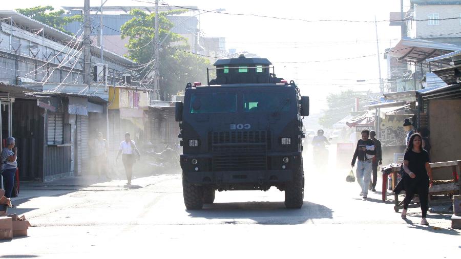 12.jun.2019 - PM usa blindados durante operação no Complexo da Maré - José Lucena/ Futura Press/ Estadão Conteúdo