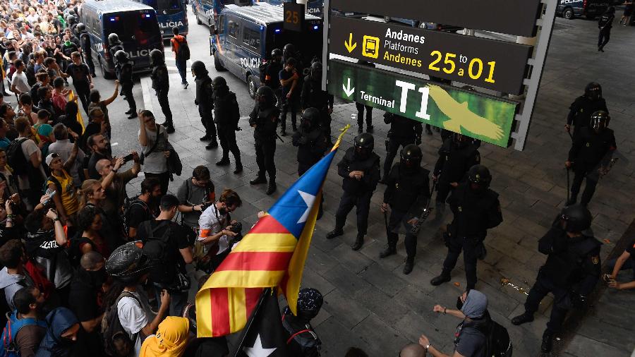 14.out.2019 - Manifestantes interrompem aeroporto de El Prat, em Barcelona, após condenação de independentistas a 13 anos de prisão - Josep Lago / AFP