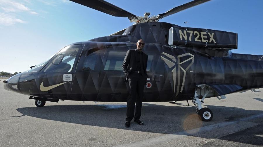 Kobe Bryant em frente ao helicóptero do modelo Sikorsky S-76B - Reprodução/Twitter