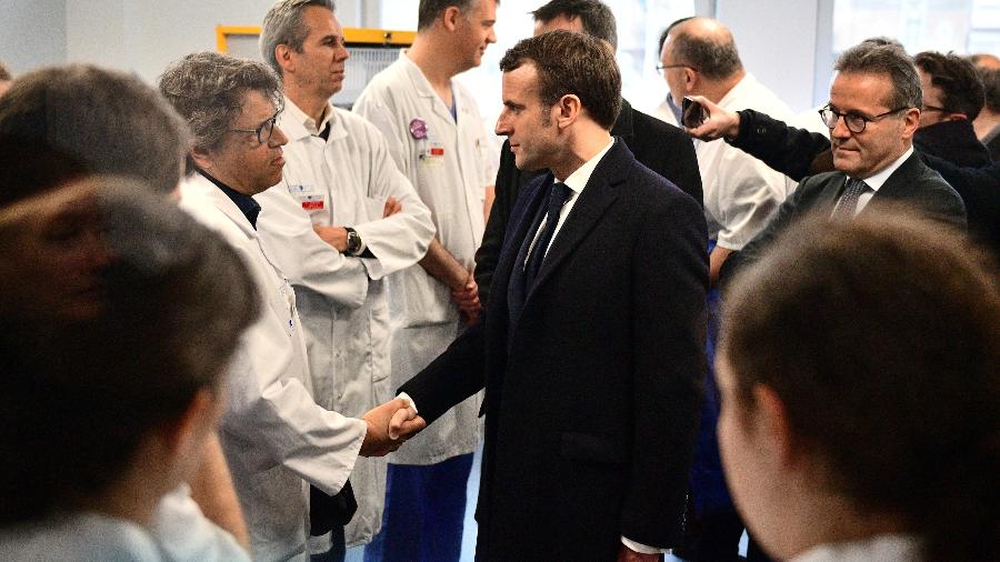 27.fev.2020 - O presidente Emmanuel Macron visita hospital em Paris, onde morreu a 1ª vítima francesa do novo coronavírus - Martin Bureau/Reuters