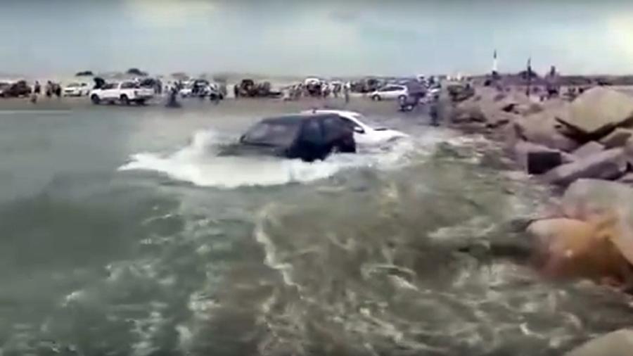 Tsunami meteorológico atinge carros na praia do Cassino, no RS - Reprodução