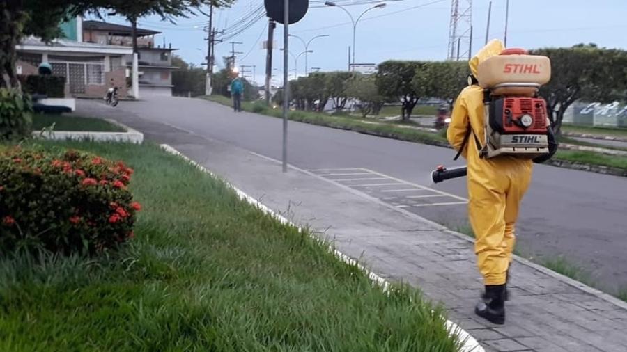 Funcionário desinfeta ruas em Manacapuru para combater o novo coronavírus - Divulgação/Prefeitura de Manacapuru
