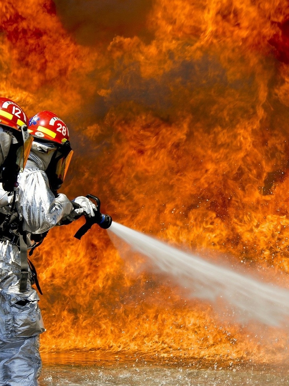 Por que água apaga fogo e não é usada para incêndio de combustível líquido