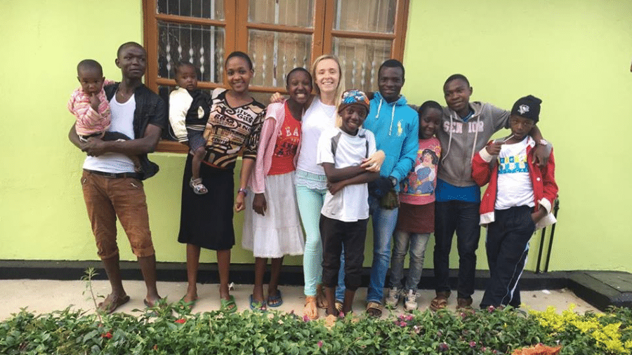 Além de adotar seus 14 filhos, a mulher também fundou a sua ONG de acolhimento infantil na Tanzânia - Reprodução/Street Children Iringa