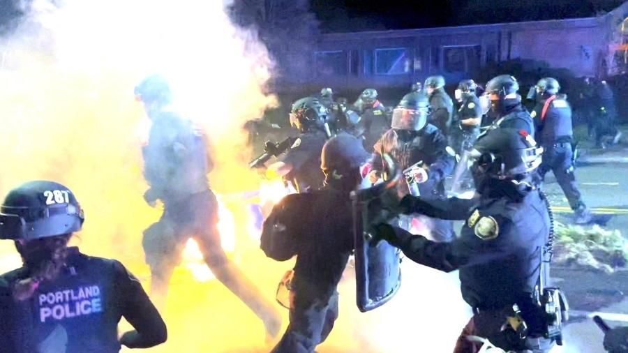 Manifestantes e policiais entram em confronto durante protesto contra a morte de Daunte Wirght em Minnesota, EUA - Cortesia do Twitter/Gravemorgan/via Reuters