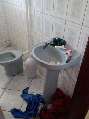 Banheiro de casa onde menino foi encontrado em Volta Redonda (RJ) - Divulgação/Conselho Tutelar - Divulgação/Conselho Tutelar