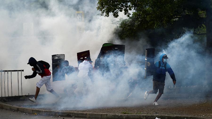 Arquivo - Manifestantes enfrentam policiais durante protesto contra o governo de Ivan Duque; em um mês, 59 pessoas morreram - LUIS ROBAYO/AFP