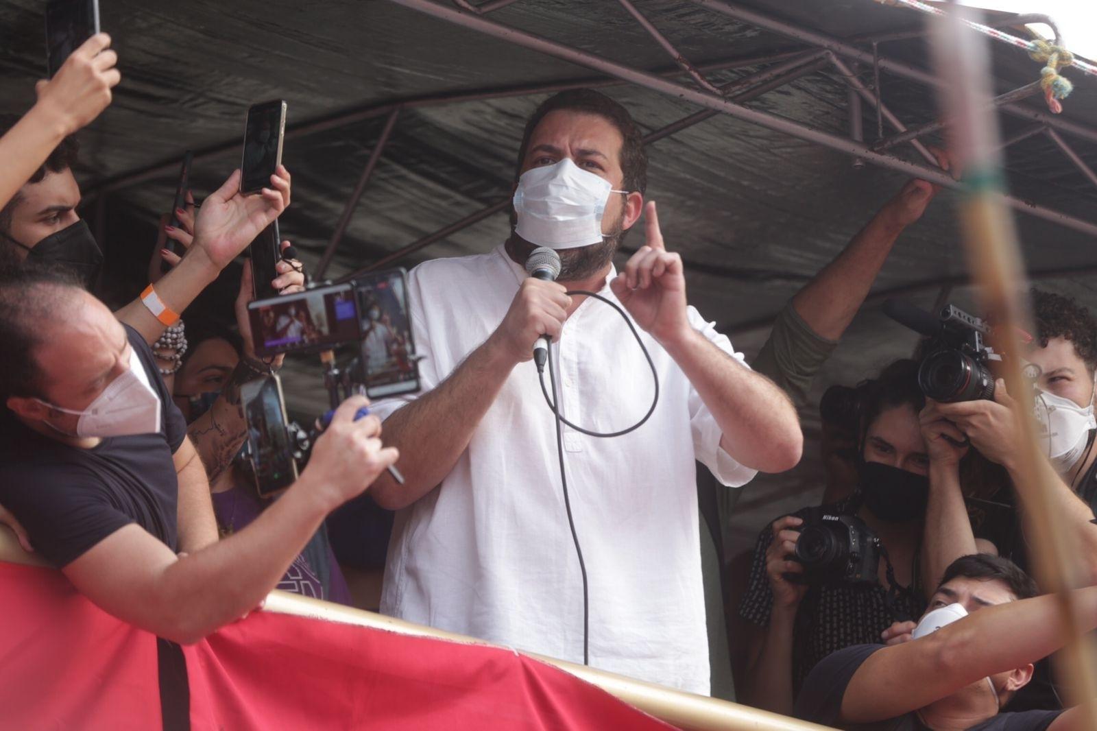 7.set.2021 - Guilherme Boulos (PSOL-SP) discursa em ato contra Jair Bolsonaro no Vale do Anhangabaú - Ricardo Matsukawa/UOL