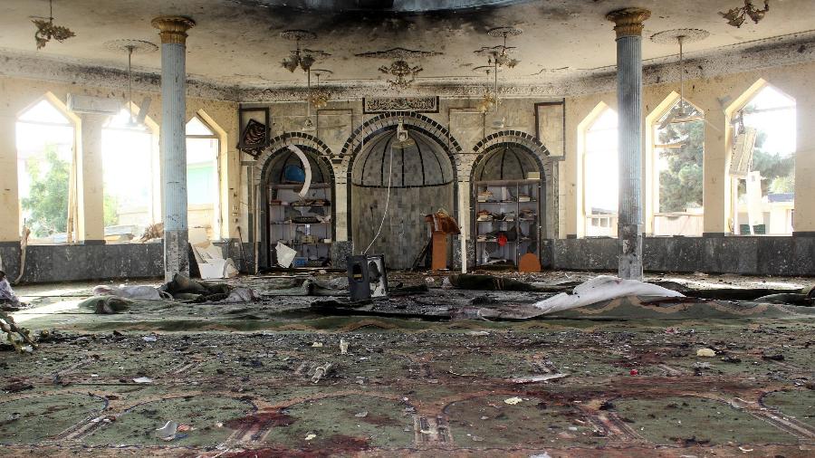 8.out.2021 - Vista da mesquita após uma explosão, em Kunduz, Afeganistão - Stringer/Reuters