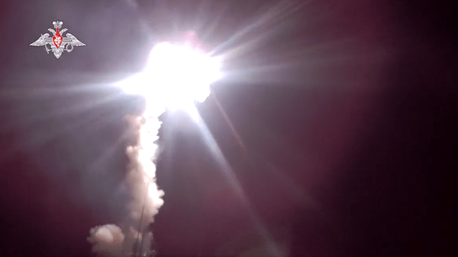 Vídeo mostra momento em que um míssil Zircon levanta voo em meio a um flash de luz, seguido por um rastro de fumaça no meio da noite - Reprodução