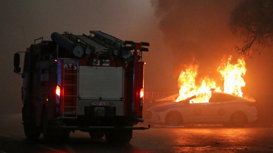 Carro da polícia em chamas durante protesto contra aumento do custo do GLP após a decisão das autoridades do Cazaquistão de elevar os limites de preço do gás liquefeito de petróleo em Almaty - Pavel Mikheyev/Reuters