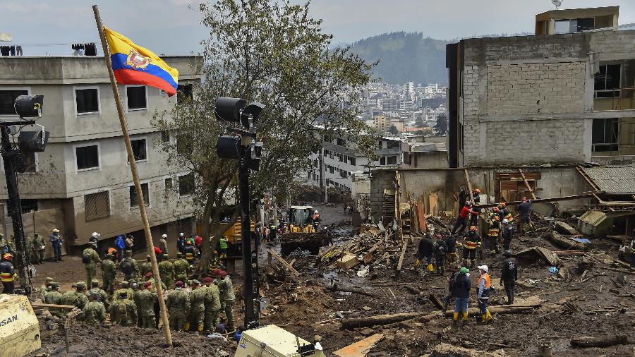 02.fev.22 - Equipes de resgate são vistas no local onde um campo esportivo foi varrido, em Quito; a maior inundação que atingiu o Equador em duas décadas matou pelo menos 27 pessoas - Rodrigo BUENDIA/AFP