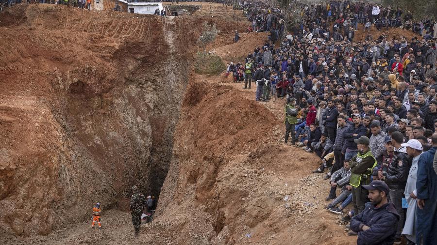 Moradores observam enquanto equipes de emergência marroquinas trabalham para resgatar Rayan, de cinco anos, de um poço em que caiu em 1º de fevereiro, na remota vila de Ighrane - Fadel SENNA/AFP