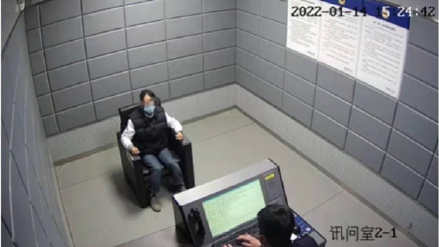 Imagens do interrogatório de Mao às autoridades chinesas após golpe em seis homens.  - Reprodução/Yiwu Public Security