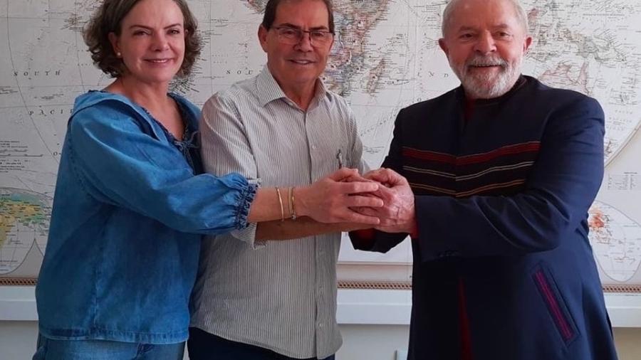 A presidente do PT, Gleisi Hoffmann, o presidente do Solidariedade, Paulinho da Força, e o ex-presidente Luiz Inácio Lula da Silva - Reprodução/Twitter