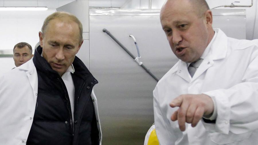 Nesta foto de arquivo tirada em 20 de setembro de 2010, o empresário Yevgeny Prigozhin mostra a Vladimir Putin sua fábrica de merenda escolar nos arredores de São Petersburgo - ALEXEY DRUZHININ/AFP