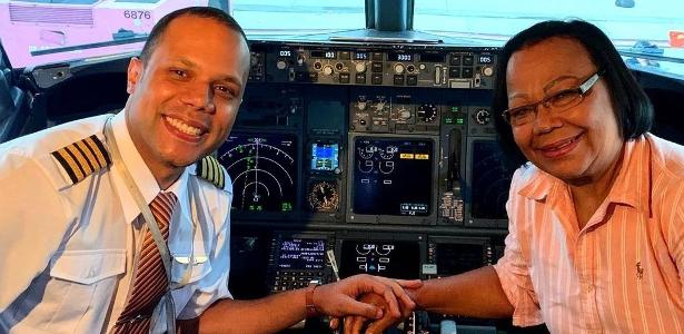 Piloto brasileiro leva mãe em voo a Cancún e homenagem emociona passageiros